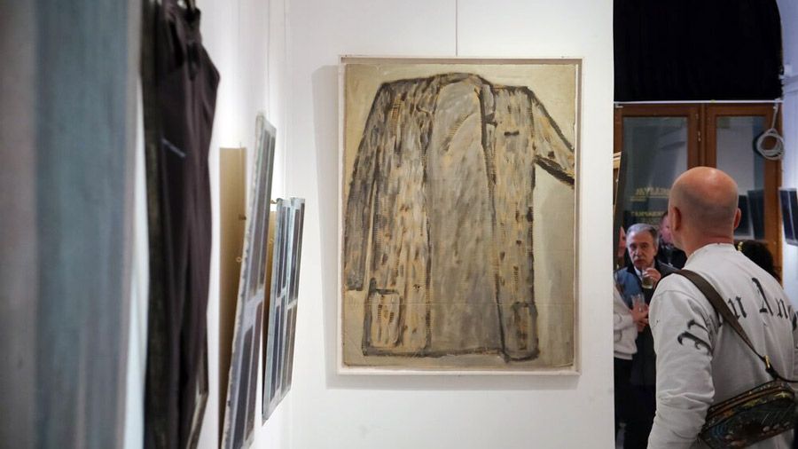 Вещи и люди: две выставки Михаила Рогинского в Москве