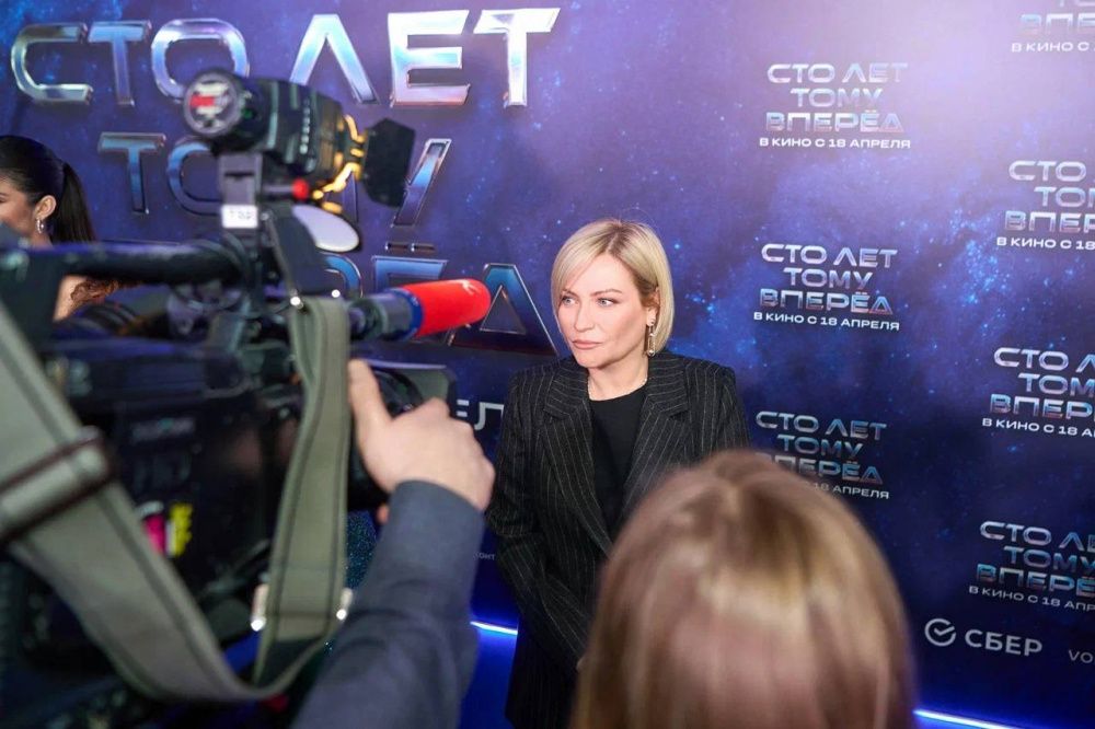 Ольга Любимова побывала на премьерном показе фильма «Сто лет тому вперед»