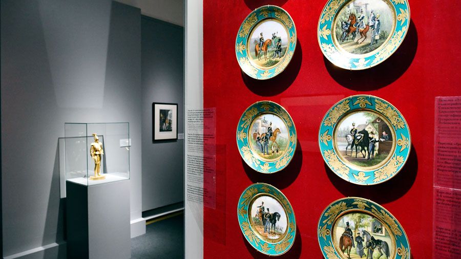 Главные — на тарелочках: выставка «Военные парады в фарфоре и акварелях» в Русском музее