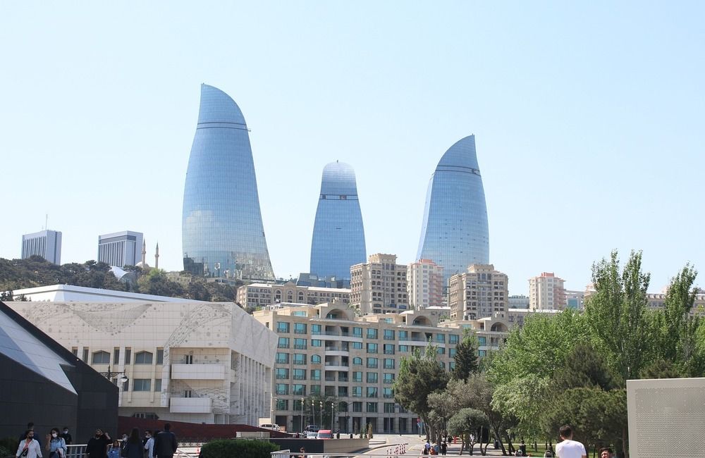 В Баку открылся памятник киргизскому писателю Чингизу Айтматову