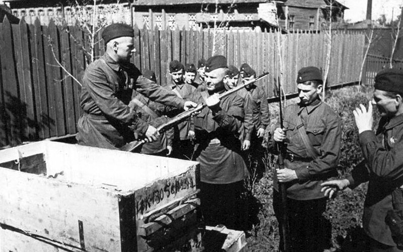 Народные ополченцы Кировского завода получают винтовки перед отправкой на фронт
