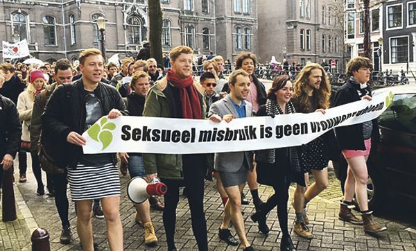 Выражая поддержку кёльнским женщинам, голландские мужчины надели мини-юбки