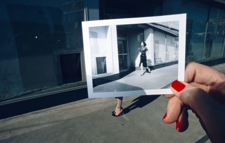 Ги Бурден Рекламная кампания для бренда Шарль Журдан, весна 1978.© The Guy Bourdin Estate 2020 Courtesy of Louise Alexander Gallery 