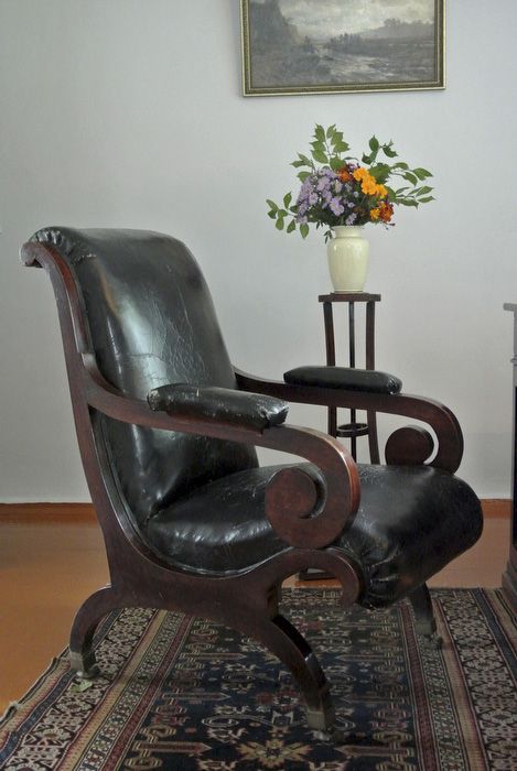 Каминное кресло, принадлежавшее Лермонтову