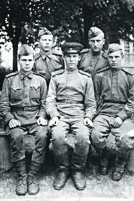 Александр Колесников (в центре) со своими боевыми товарищами