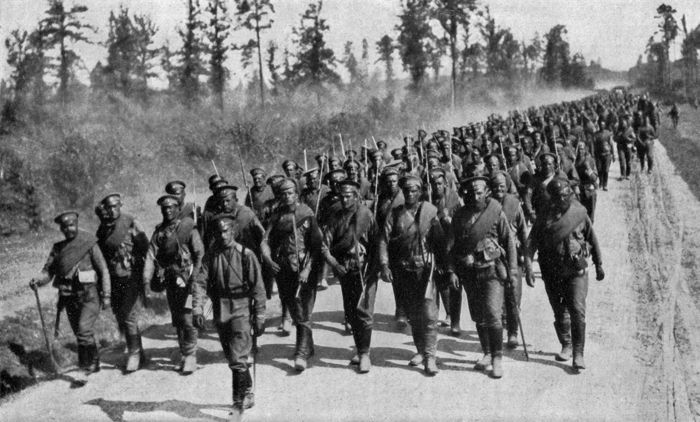 Русская пехота, вооруженная трехлинейными винтовками, на марше. Первая мировая война