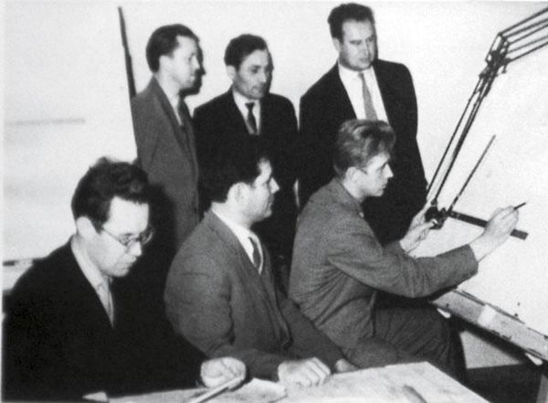 В окружении коллег по Коломенскому КБ, 1960-е годы