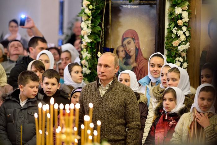 Владимир Путин во время Рождественского богослужения в храме Покрова Пресвятой Богородицы