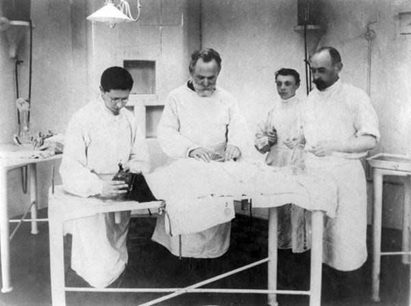Операция (1904 г.) в первой мире операционной для животных, выстроенной в 1894 г. в ИЭМе.