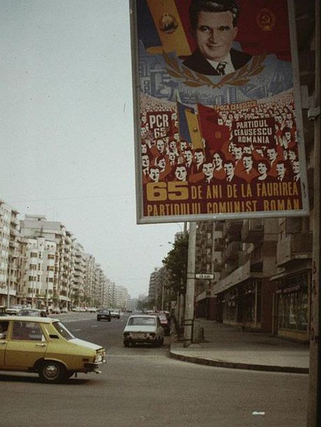 Агитационный первомайский плакат на улицах Бухареста, 1986