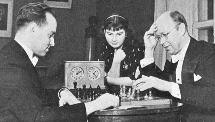 Сергей Прокофьев играет в шахматы с Давидом Ойстрахом. 1943