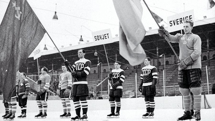 В хоккей играли настоящие мужчины: дебют и триумф наших в Стокгольме