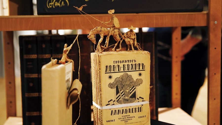 Книги-кровати, книги-чернильницы, книги-мухоморы: «Воображаемый музей Михаила Шемякина» интригует и на что-то намекает