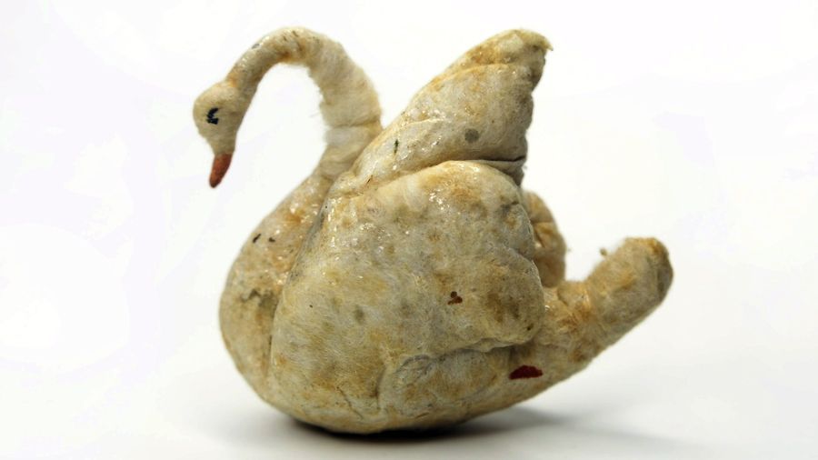 Лебедь, стразы и шуба: в «нехорошей квартире» открылась выставка «Детство Марго»