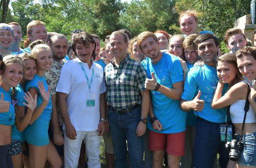 Медведев посоветовал молодым режиссерам не увлекаться ремейками исторических фильмов