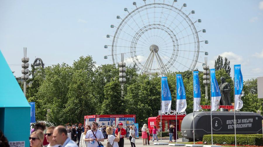 На колесе обозрения на ВДНХ покажут световое шоу в День народного единства