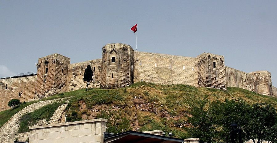 Древняя крепость Газиантепа обрушилась при землетрясении в Турции