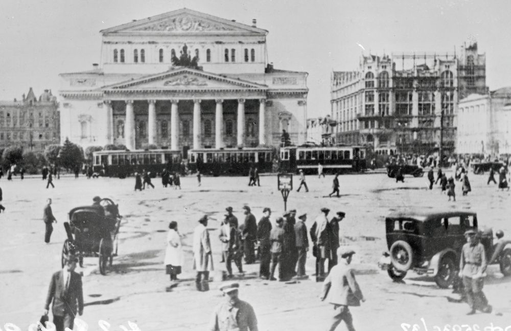 На Арбате открылась фотовыставка «Поэты Серебряного века о Москве»