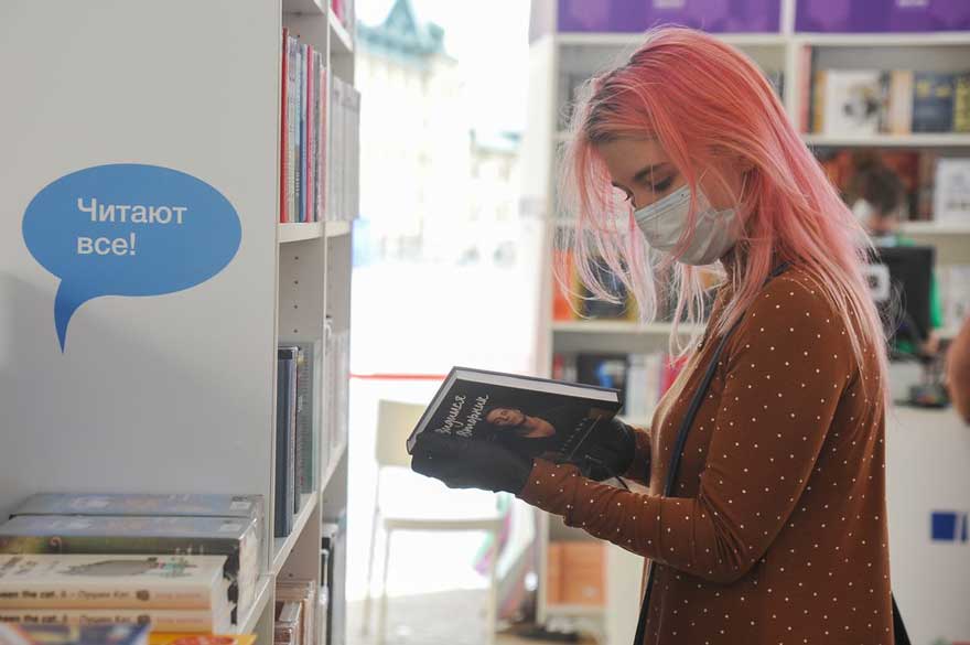 «Книжный рынок вполне может существовать без ЛГБТ-литературы»