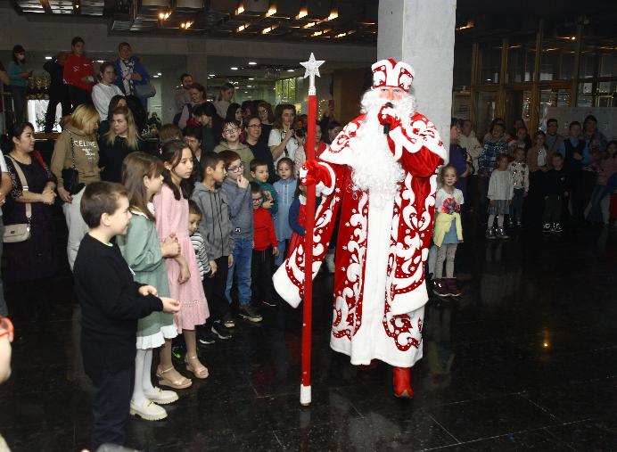225 детей побывали на благотворительной елке в музее-заповеднике «Горки Ленинские»