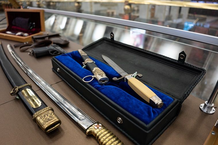 Музею Победы передали в дар коллекцию оружия Василия Ланового