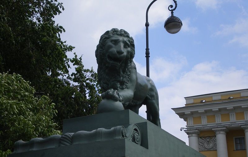 Отреставрированные львы вернулись на Дворцовую пристань в Петербурге