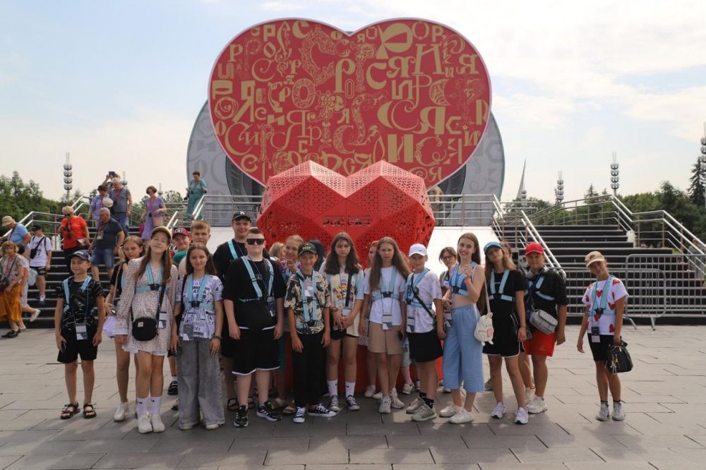 Школьники из ЛНР побывали на экскурсии в Москве 