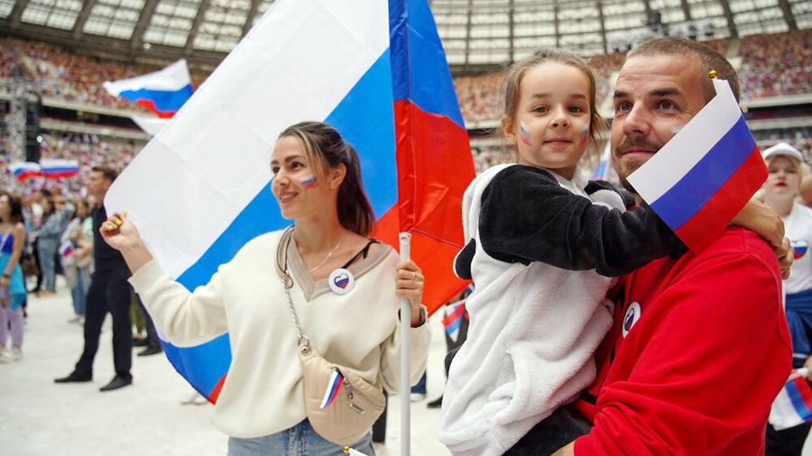 Свобода, Богоматерь, державность: приключения российского триколора