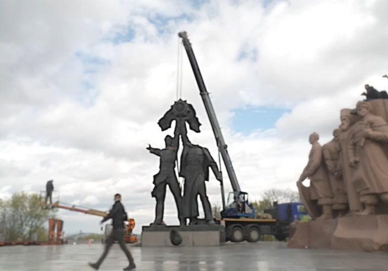 На западной Украине снесли еще два памятника советских времен