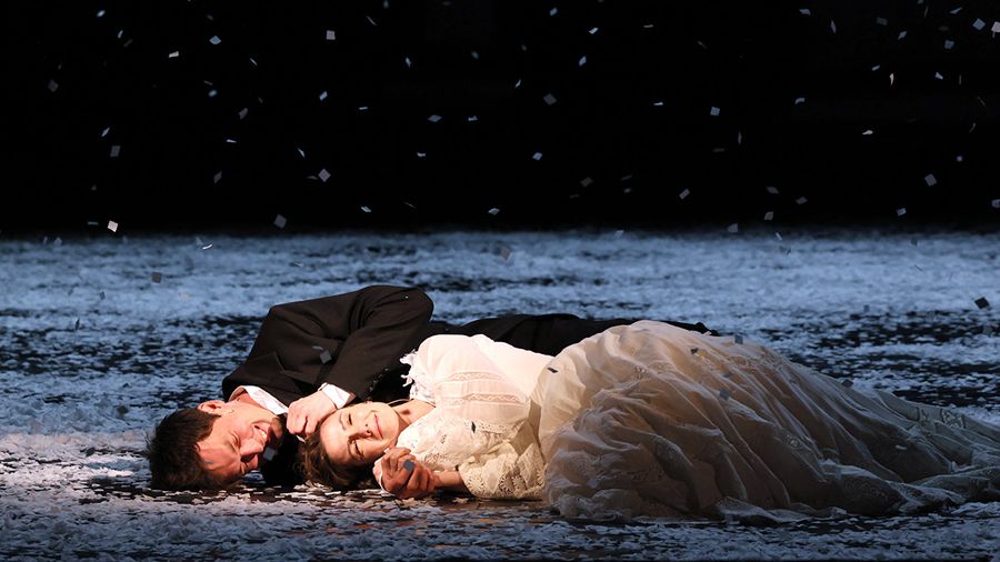 Анну завьюжили снежные вихри: в Малом театре поставили Льва Толстого