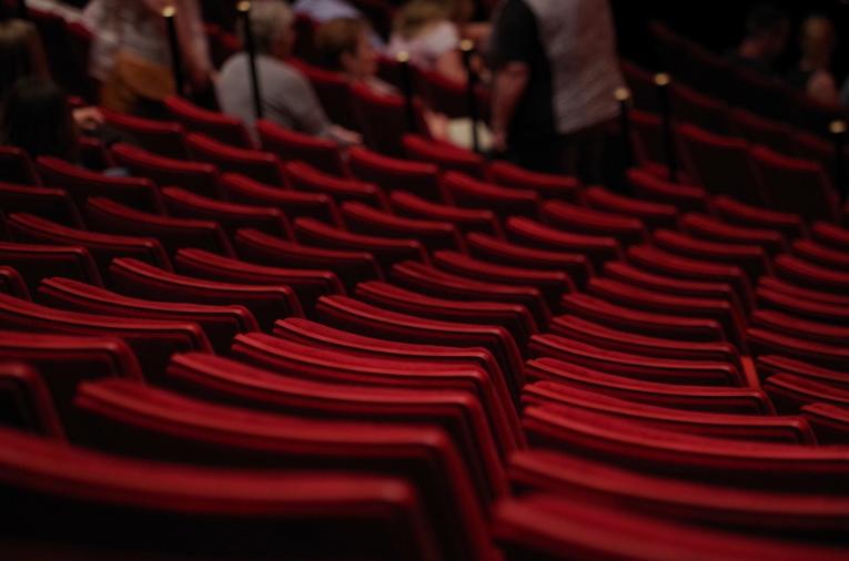 Власти сообщили о разработке принципиально новых мер поддержки негосударственных театров