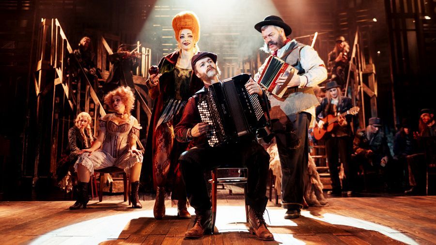 А вы говорите — карнавал: в Театре Комиссаржевской показали «Трехгрошовую историю»