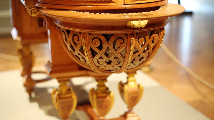 По неорусскому обычаю: Эрмитаж показал мебель последних российских самодержцев