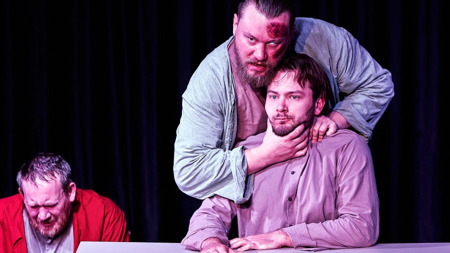 Не наш он, Иуда рыжий: театр психодрамы «Многоточие» исследует анатомию предательства 