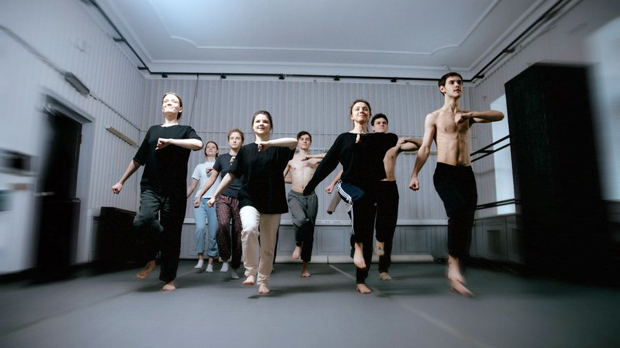 Кто в молодости танцует, тот в старости не чувствует боли: спектакль «Молодость» в Театре Наций