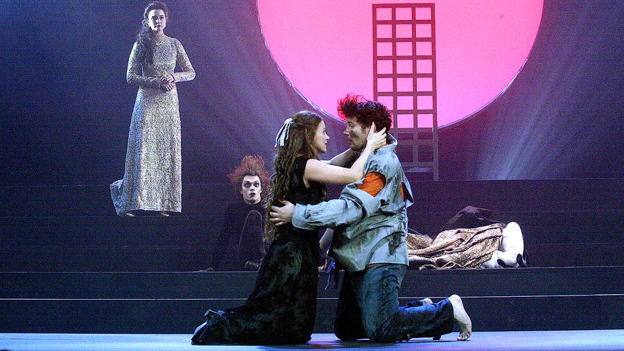 Однажды светила луна: «Тень» Шварца в акимовском Театре Комедии