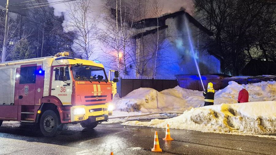 В Петрозаводске загорелось историческое здание краеведческого музея