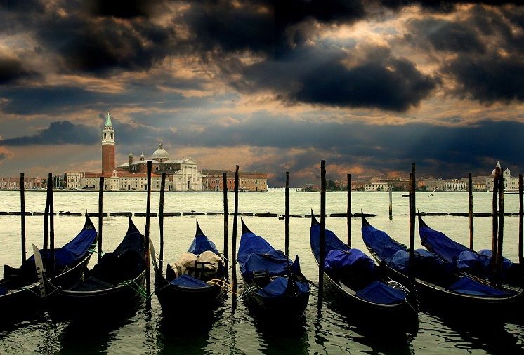 Итальянские власти призвали спасти Венецию от затопления