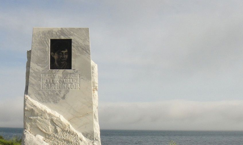 Близ места гибели Александра Вампилова на берегу Байкала открыли стелу