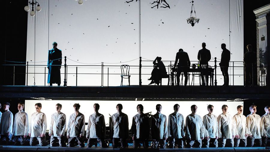 В Малом театре представили спектакль «Белая гвардия» в постановке Алексея Дубровского