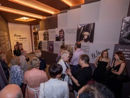 В Москве открылась выставка к 90-летию поэта Евгения Евтушенко