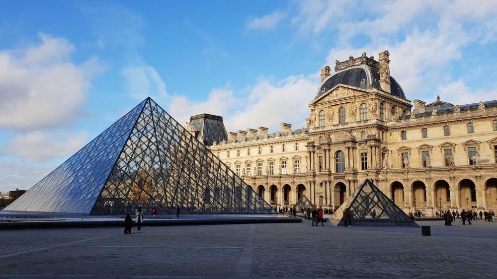 В Лувре из-за прорыва трубы пострадали редкие книги и документы