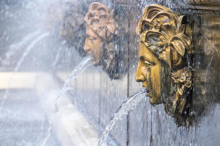 Более 30 тысяч зрителей собрал весенний праздник фонтанов в Петергофе