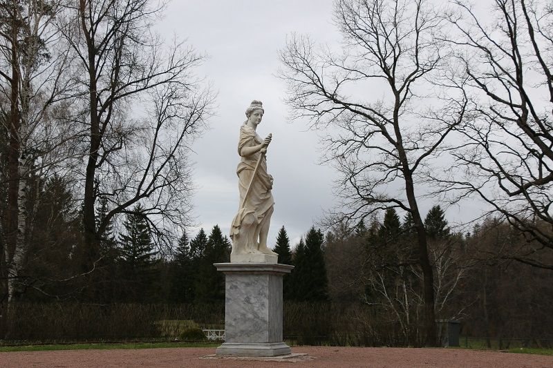 В музее-заповеднике «Павловск» скульптуру освобождают от зимних футляров 