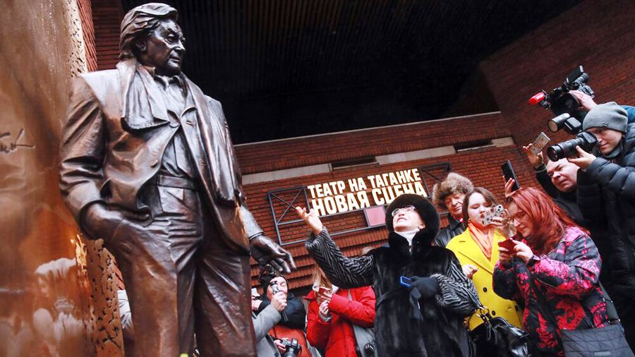 В Москве установили памятник Юрию Любимову