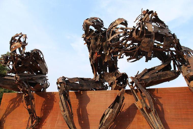 Выставка скульптур из запчастей открылась в Москве