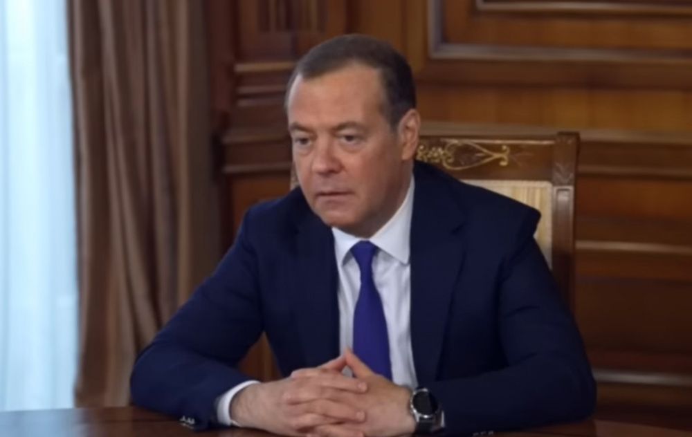 Медведев призвал перестать платить деньги проклинающим Россию писателям