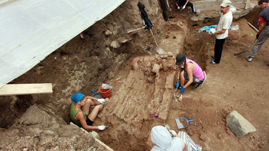 Красноярские археологи исследуют артефакты с изображением Никиты Бесогона