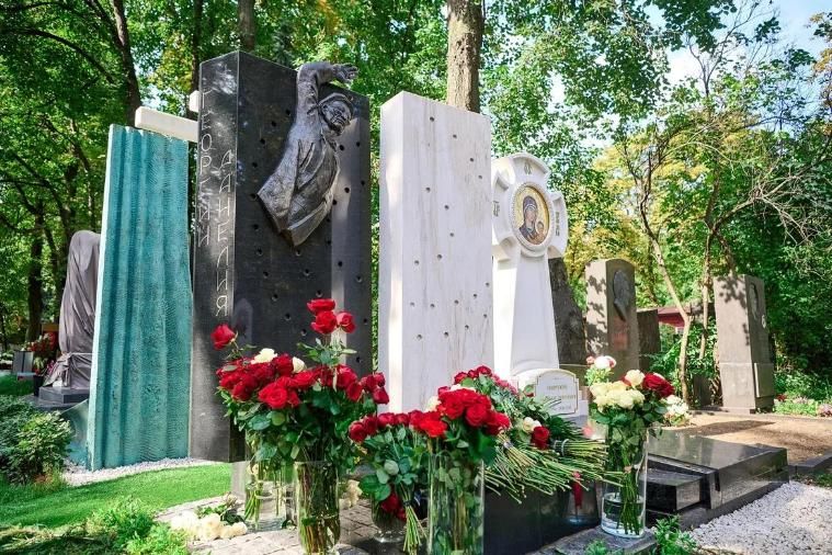 На Новодевичьем кладбище Москвы установили памятник режиссеру Георгию Данелии 