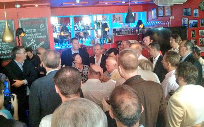 Французы пьют «за победу»